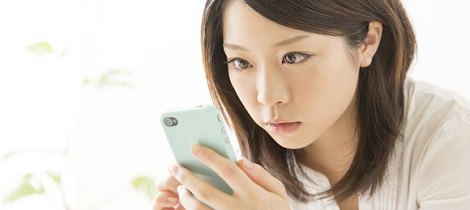 女性がスマホを見ている